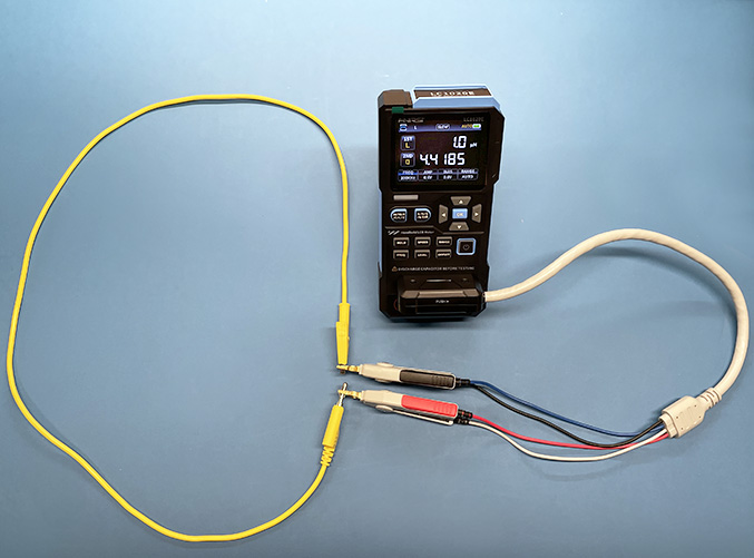 spectrum analyzer connected to a current probe around the center of an unconnected wire